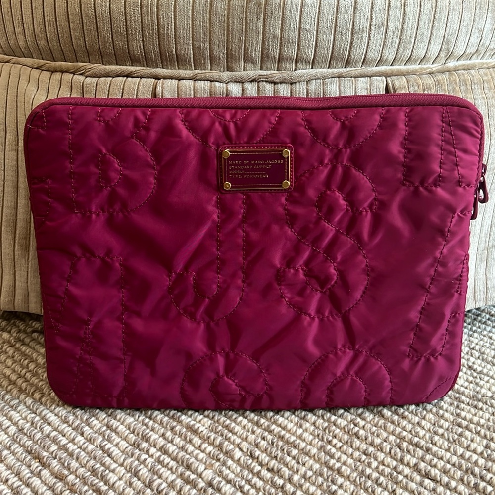 Marc Jacobs laptop/ipad case in pink. Great condition.